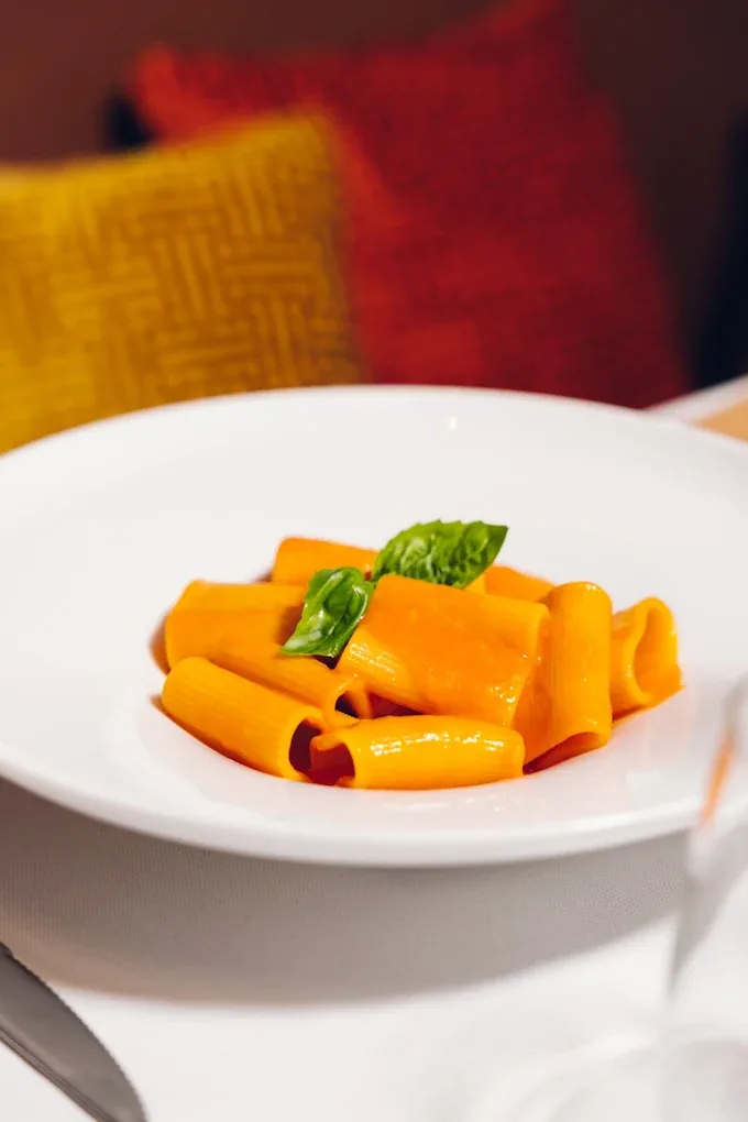 Un piatto di paccheri rigati ai tre pomodori mantecati con burro e parmigiano