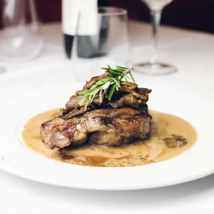 Filetto di manzo ai funghi porcini servito in un piatto bianco