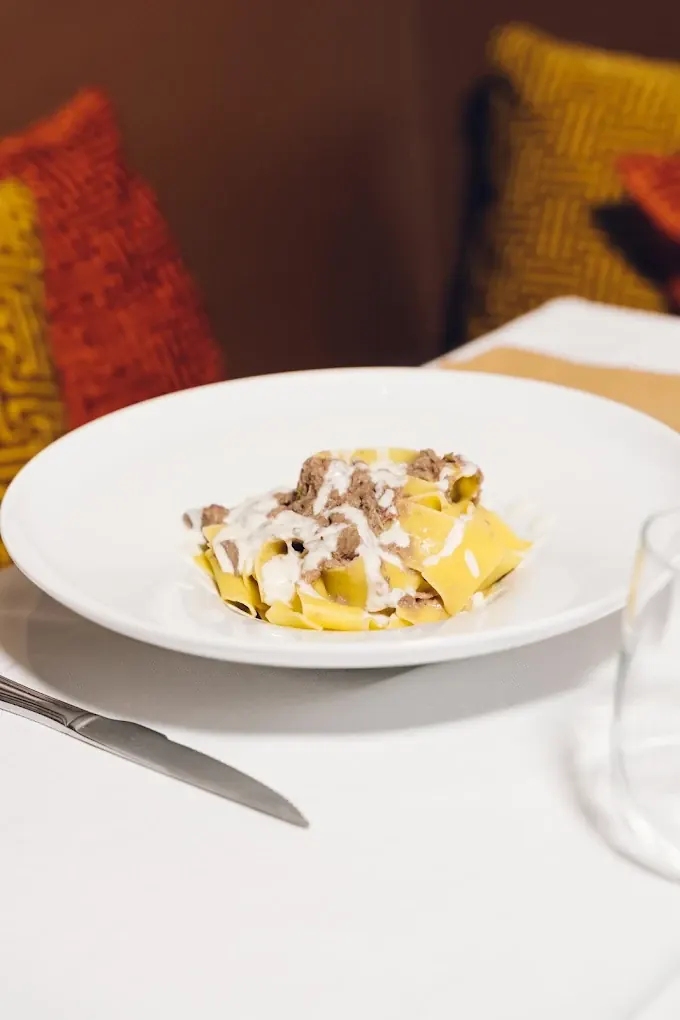 Pappardelle al ragù di cinghiale con fonduta di parmigiano