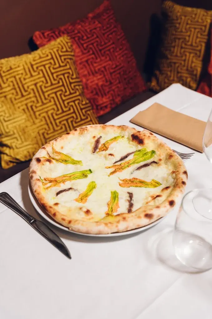 Pizza La Leggera con fiori di zucca e acciughe del Cantabrico