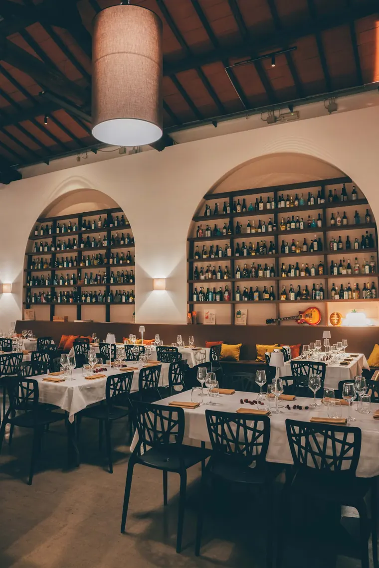 Veduta d'insieme della sala di CLAP con le travi in legno a vista