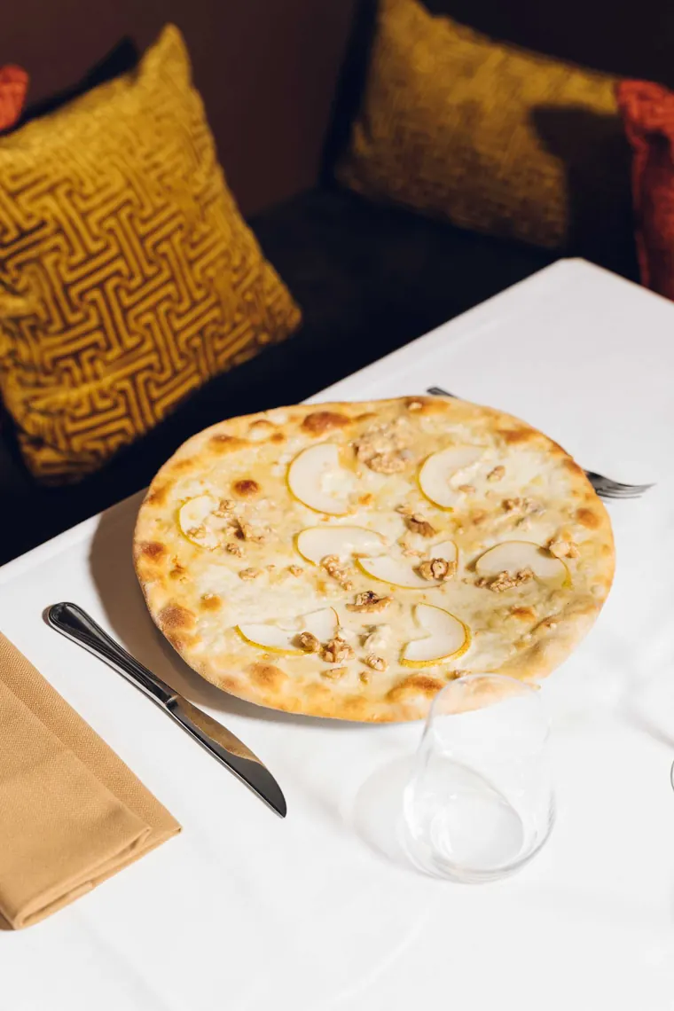 Pizza Bianca d'Autunno con gorgonzola, pere e noci