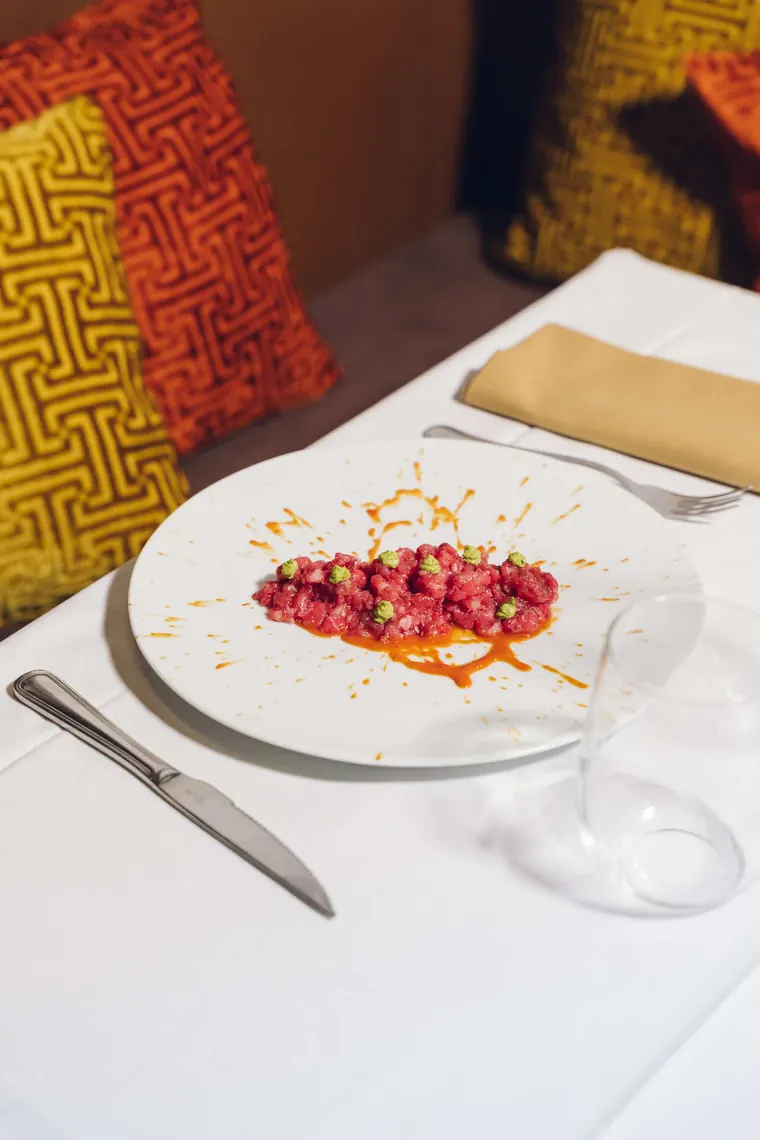 Tartare di manzo con salsa verde e crema di pomodoro arrosto