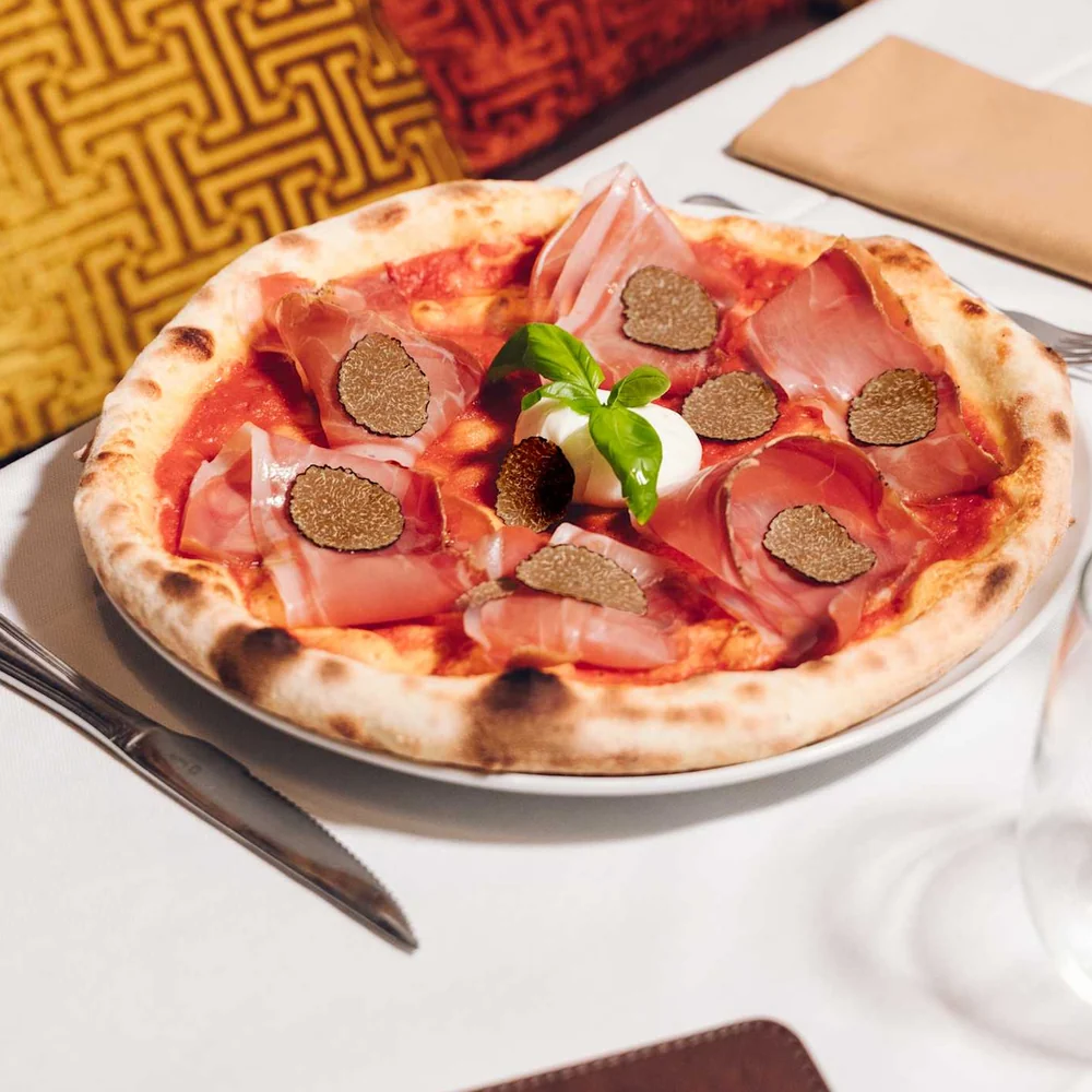 La pizza CLAP Signature con prosciutto crudo, burrata e lamelle di tartufo